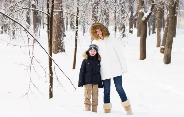 Mor och solen i en snöig skog — Stockfoto