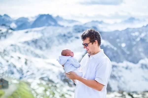 Otec a jeho novorozené dítě těší slunečný den — Stock fotografie