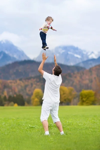 幸せな父の彼の赤ん坊の娘と遊ぶ — ストック写真
