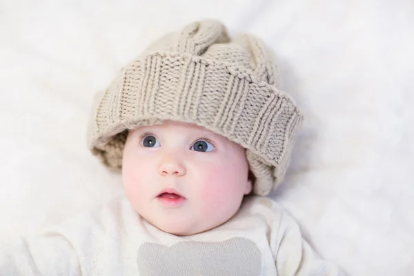 Pequeno bebê vestindo um grande chapéu de malha — Fotografia de Stock