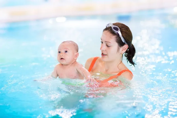 Mor och barn i en pool — Stockfoto