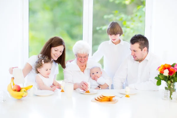 Junge Familie hat Spaß zusammen — Stockfoto