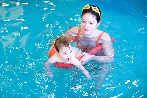 Pequeno bebê em uma piscina com sua mãe — Fotografia de Stock