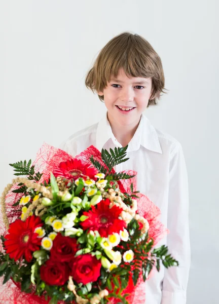 Chłopiec kolorowy bukiet kwiatów — Zdjęcie stockowe