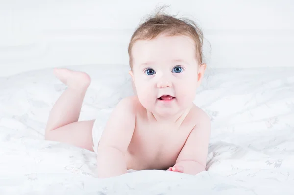 Baby liegt auf einer weißen Decke — Stockfoto