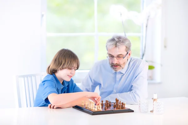 Garçon jouant aux échecs avec son grand-père — Photo