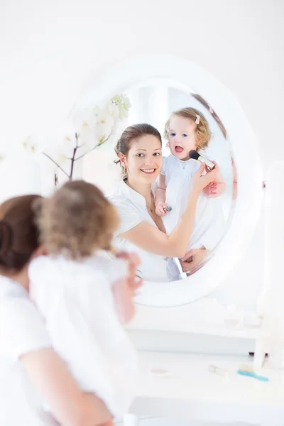 Mother and her toddler daughter applying make up — Stock Photo, Image