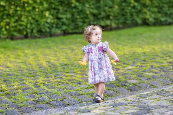 Baby girl walking in the city — Stock Photo, Image