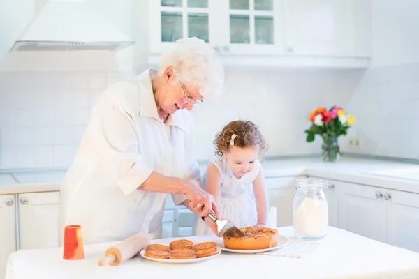 Бабуся випікає яблучний пиріг зі своєю онукою — стокове фото