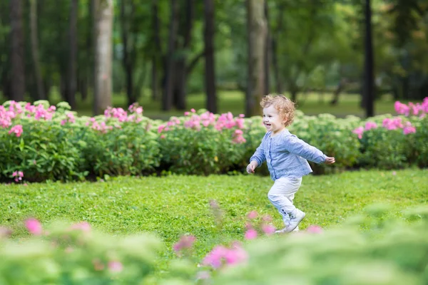 Bebé corriendo en el parque — Foto de Stock