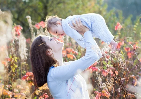 Moeder spelen met haar baby dochter — Stockfoto