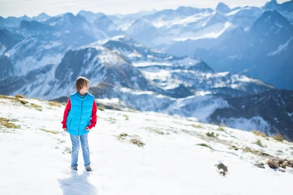 Kleine jongen spelen bal sneeuw — Stockfoto