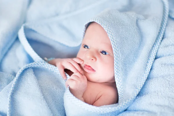 Новорожденный мальчик расслабляется после ванны — стоковое фото