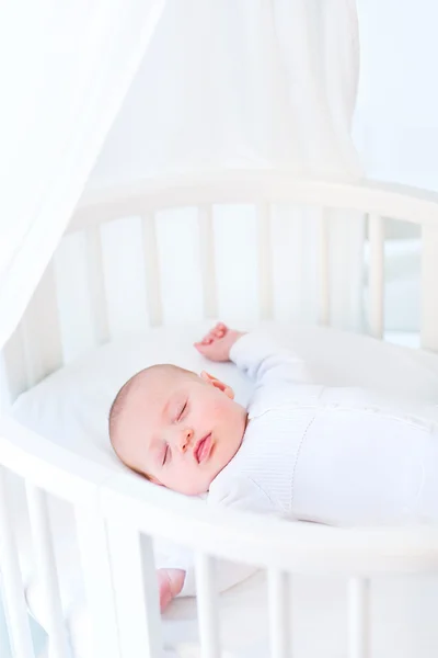 Маленький новорождённый мальчик спит — стоковое фото