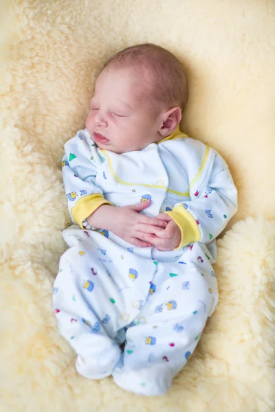 Bebé recién nacido durmiendo — Foto de Stock