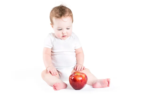 Bebê brincando com uma maçã — Fotografia de Stock