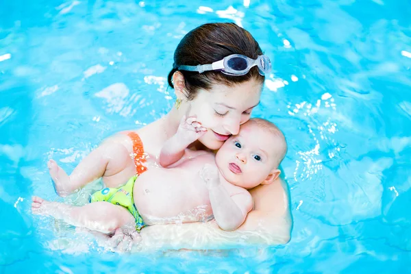 年轻的母亲和襁褓中的儿子在泳池里 — 图库照片