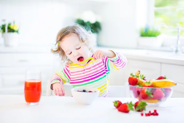 Schöne Kleinkind Mädchen beim Frühstück — Stockfoto