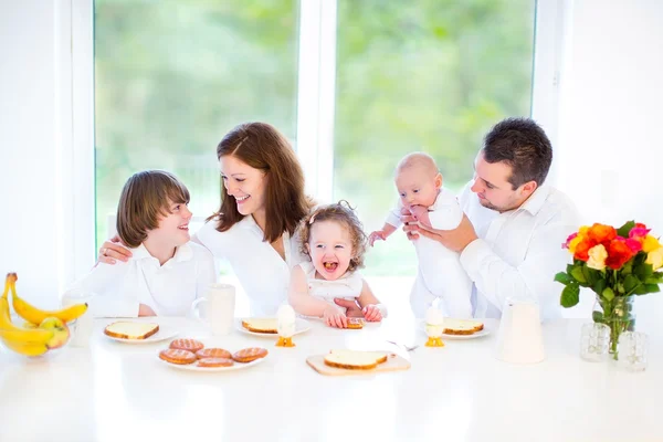 Family having fun together on a Sunday morning — Stock Photo, Image