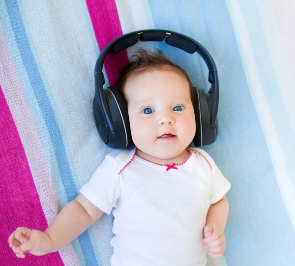 Nouveau-né écoutant de la musique avec d'énormes écouteurs — Photo