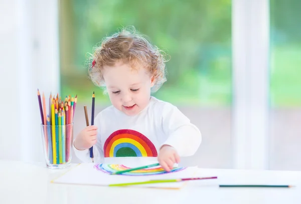 Gelukkig lachen peuter meisje tekening — Stockfoto