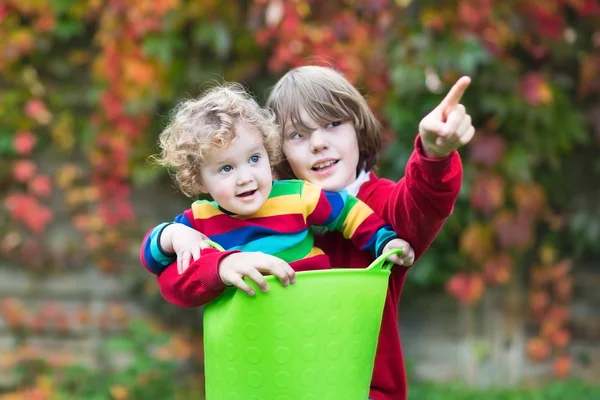 Pojke leker med sin lilla lillasyster — Stockfoto