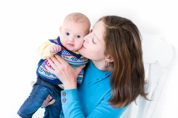 Moeder haar kleine babyjongen kussen — Stockfoto