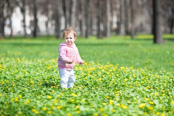 Fille jouer dans le jardin — Photo