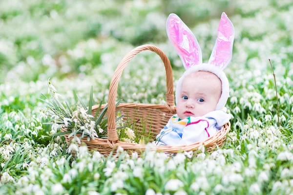 Petit bébé portant des oreilles de lapin — Photo