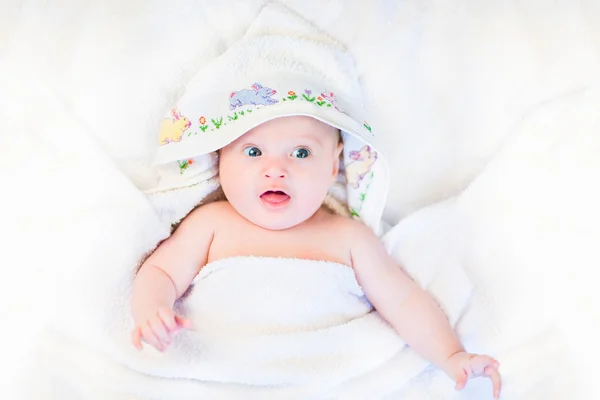 Schattige kleine baby ontspannen na bad — Stockfoto