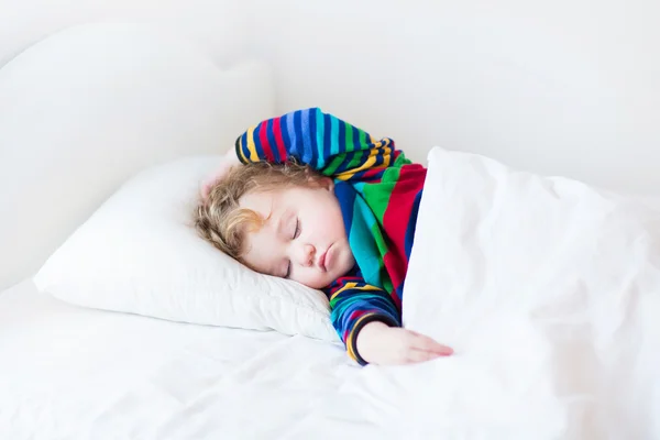 Chica tomando una siesta — Foto de Stock