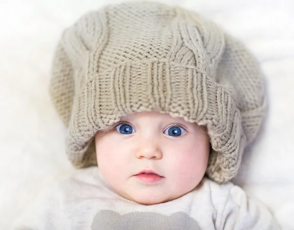 Pasgeboren baby het dragen van een grote gebreide muts — Stockfoto