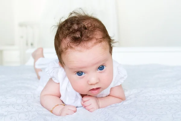 Adorável bebê recém-nascido menina com grandes olhos azuis relaxante — Fotografia de Stock