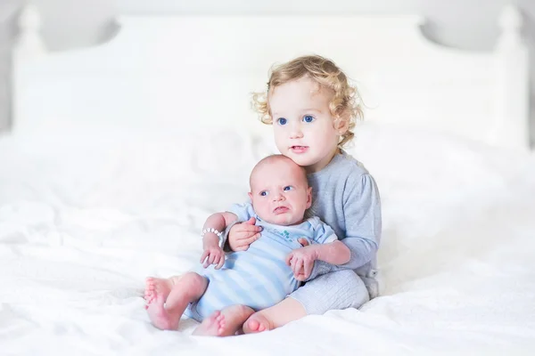 Kleinkind Mädchen und ihr neugeborener Bruder — Stockfoto
