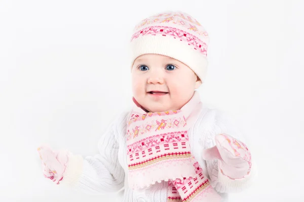Mooie babymeisje dragen gebreide muts — Stockfoto
