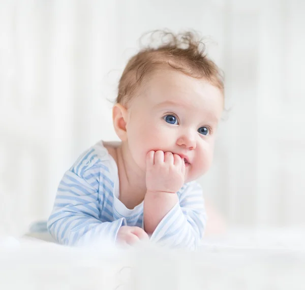 Pequeno bebê brincando em sua barriga — Fotografia de Stock