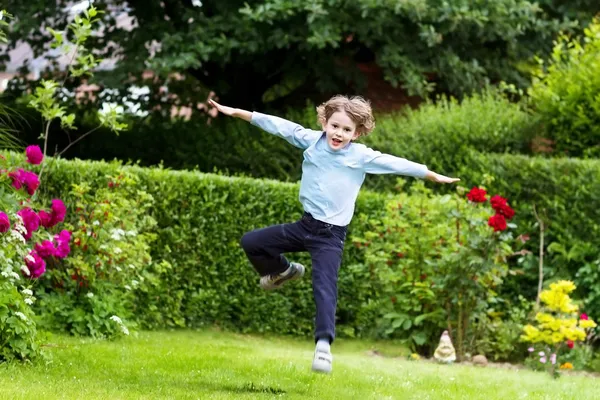 Niño jugando en el jardín — Foto de Stock