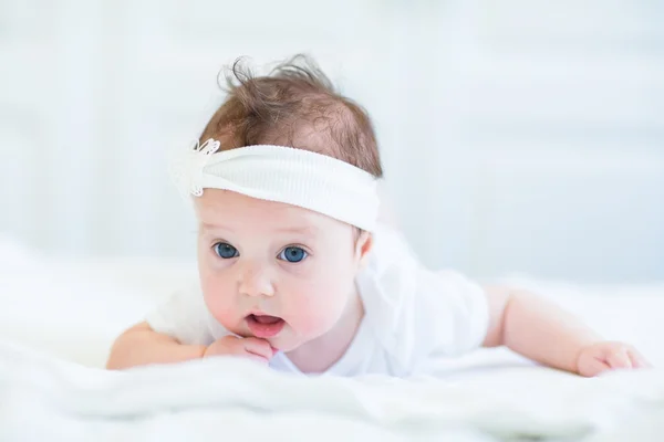 Menina bebê tentando rastejar — Fotografia de Stock