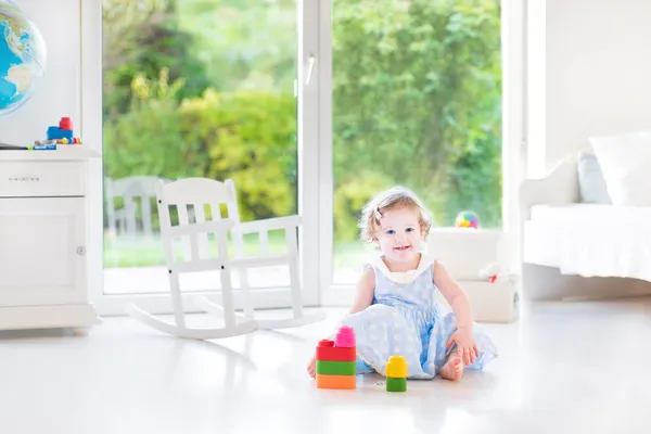 Barn girl spela i ett sovrum — Stockfoto