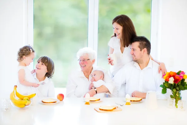 Family having fun together on a Sunday morning — Stock Photo, Image