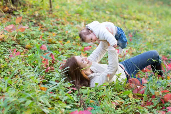 Moeder en baby spelen — Stockfoto