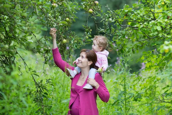 Frau und ihre kleine Tochter — Stockfoto