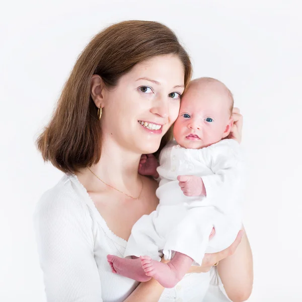 Äiti ja hänen vastasyntynyt vauva — kuvapankkivalokuva
