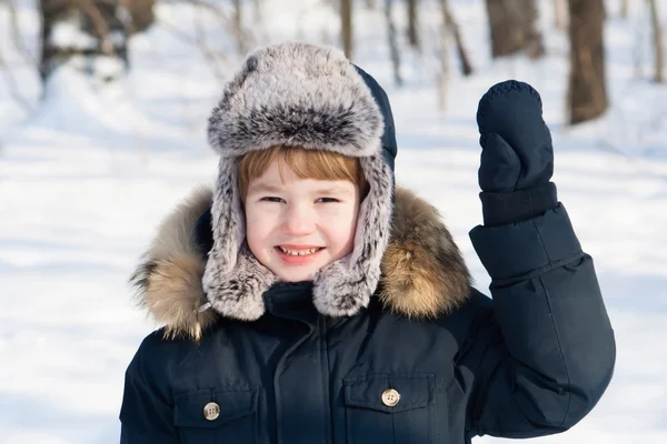 Funny boy i en pälsmössa — Stockfoto