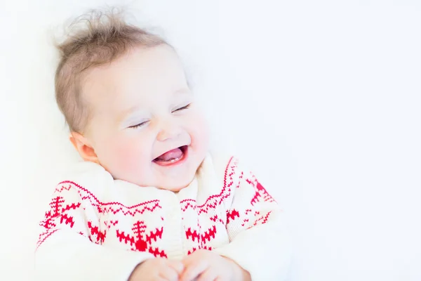 Baby klädd i en stickad tröja med jul prydnad — Stockfoto