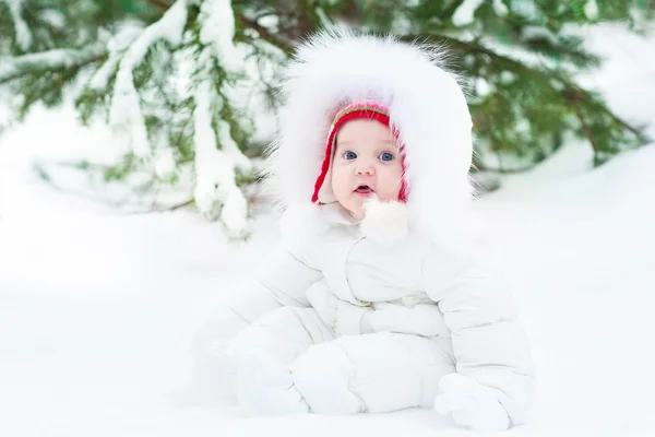 Kleine baby in sneeuw — Stockfoto
