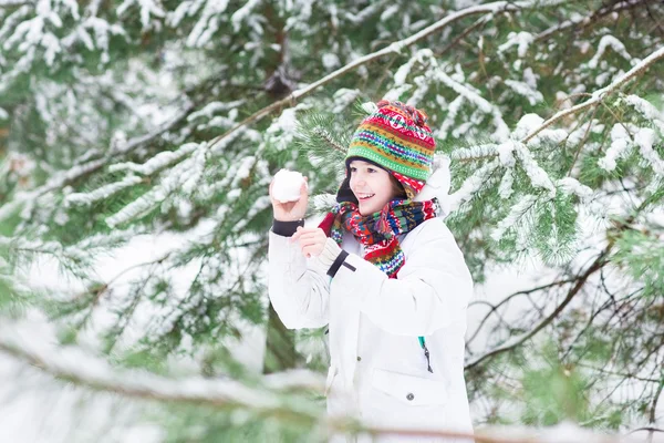 Kind spelen sneeuw bal — Stockfoto