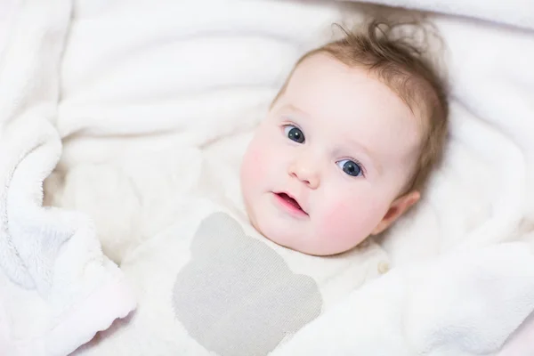 Baby het dragen van een warme gebreide trui — Stockfoto