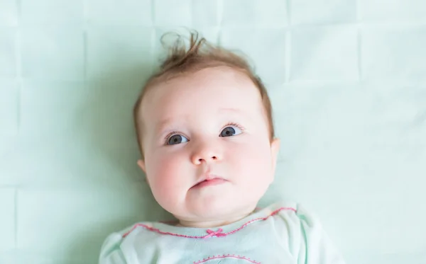Piękne dziecko dziewczynka z niebieskimi oczami — Zdjęcie stockowe