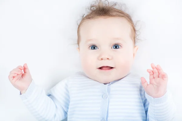 Mavi kazaklı küçük bebek — Stok fotoğraf